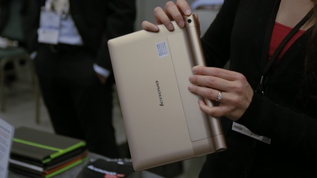 Der Akku ist auch hier in einem Zylinder untergebracht, der gleichzeitig als Haltegriff dient. (Bild: Fabian Hamacher/Golem.de)